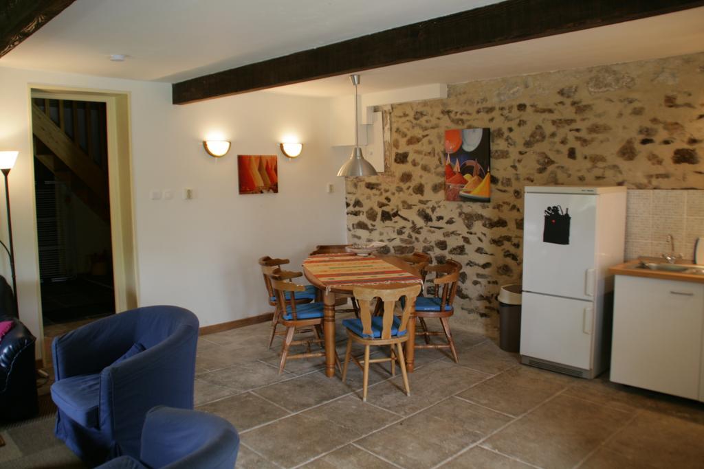 Le Petit Mas D'Ile Bed & Breakfast Saint-Germain-de-Confolens Стая снимка