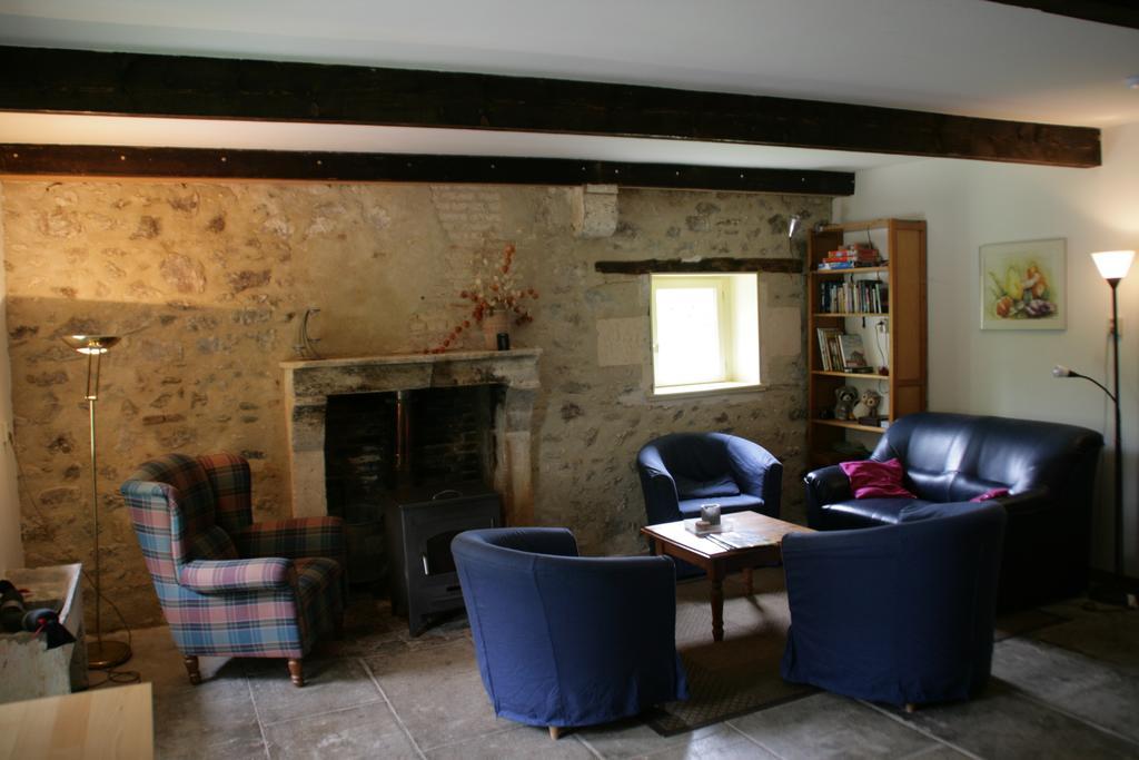 Le Petit Mas D'Ile Bed & Breakfast Saint-Germain-de-Confolens Стая снимка