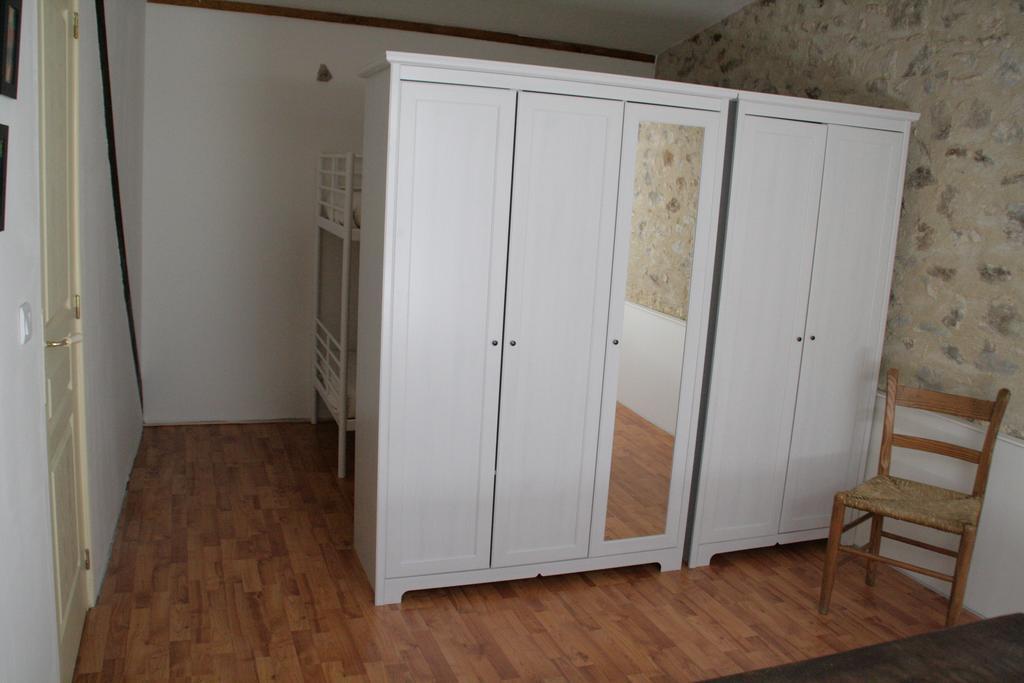 Le Petit Mas D'Ile Bed & Breakfast Saint-Germain-de-Confolens Стая снимка