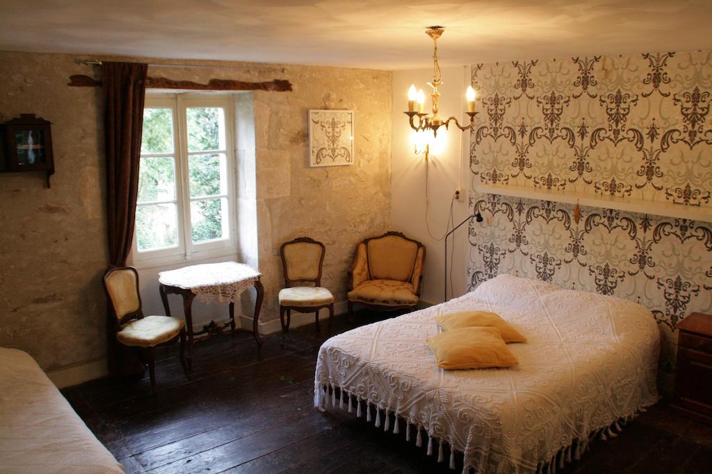 Le Petit Mas D'Ile Bed & Breakfast Saint-Germain-de-Confolens Стая снимка
