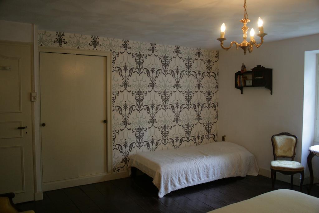 Le Petit Mas D'Ile Bed & Breakfast Saint-Germain-de-Confolens Стая снимка