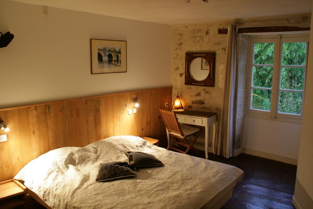 Le Petit Mas D'Ile Bed & Breakfast Saint-Germain-de-Confolens Екстериор снимка