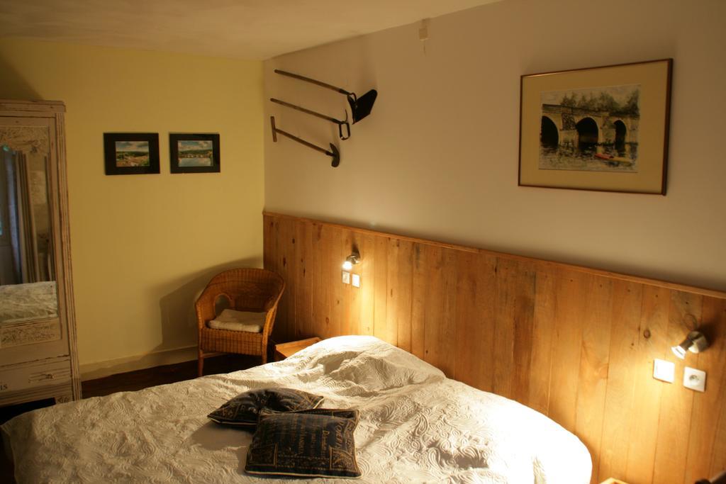 Le Petit Mas D'Ile Bed & Breakfast Saint-Germain-de-Confolens Екстериор снимка