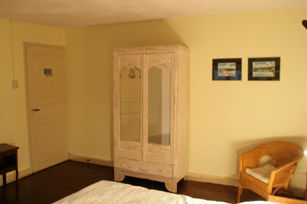 Le Petit Mas D'Ile Bed & Breakfast Saint-Germain-de-Confolens Екстериор снимка